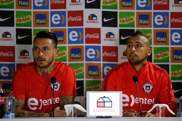 ¿Mal compañero? La broma que le hizo Vidal a Pinilla durante conferencia de prensa