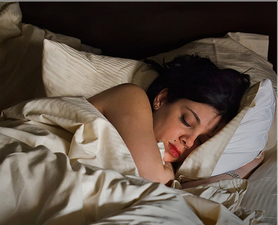 Descubre los importantes beneficios de dormir sin ropa, según expertos