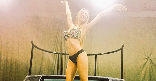 Vedette argentina recibe duras críticas por posar en topless junto a su hijo