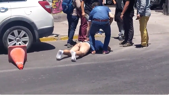 Detención ciudadana deja a presunto ladrón sin ropa