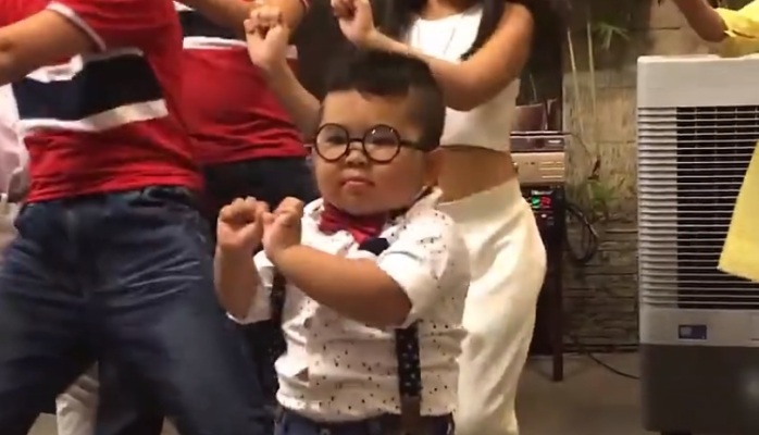 Simpaticón niño causa sensación por su baile en las redes sociales