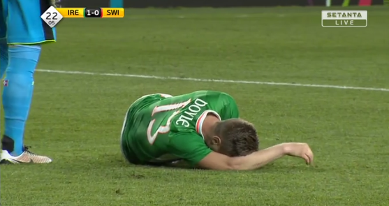 Futbolista irlandés tuvo que ser retirado por cruda lesión: Así quedó su pierna