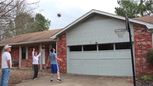 Esta abuela humilló a su nieto en el básquetbol: Es viral