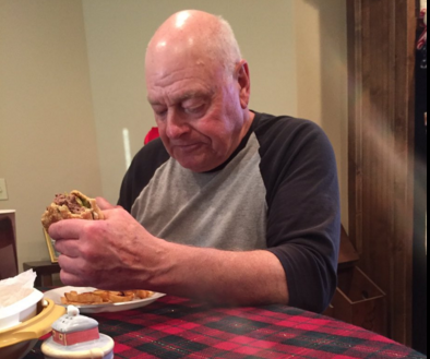 Foto de anciano comiendo una hamburguesa se toma Twitter: varios se emocionaron