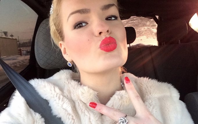 La extrema medida que tomó una joven celosa de su hermana modelo: Le arrancó los ojos