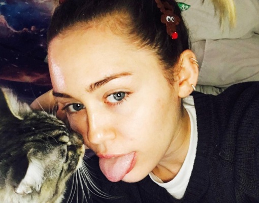 ¿Hannah Montana? Miley Cyrus se olvida del cabello corto y sorprende con 
