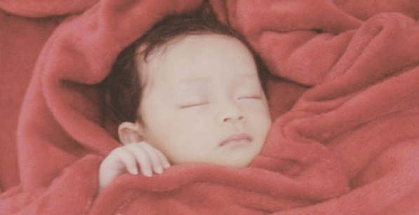 El mortal peligro al que expone a su bebé si lo envuelve en mantas de polar