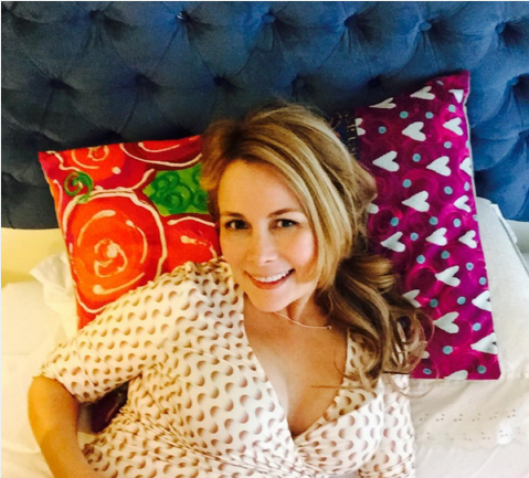 Cathy Barriga comparte foto en ropa interior para mostrar su avanzado embarazo