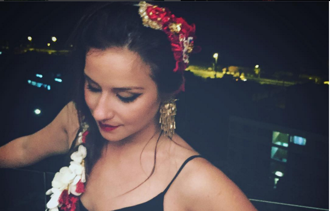 Video de Denise Rosenthal con espalda descubierta muestra potente mensaje