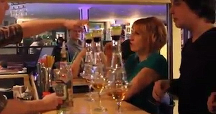 Impactante video muestra a una mujer en llamas tras fallido truco en un bar