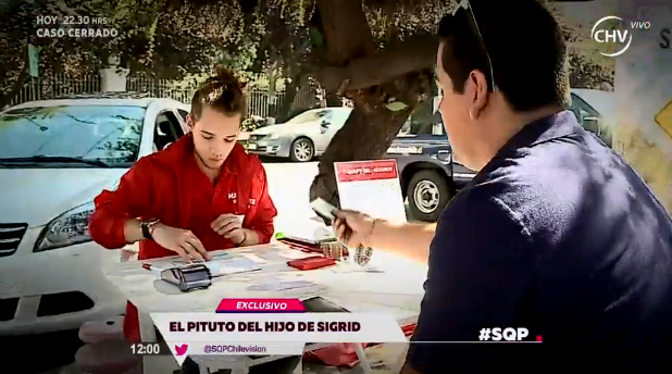 Hijo mayor de Sigrid Alegría se gana la vida vendiendo seguros en la vía pública