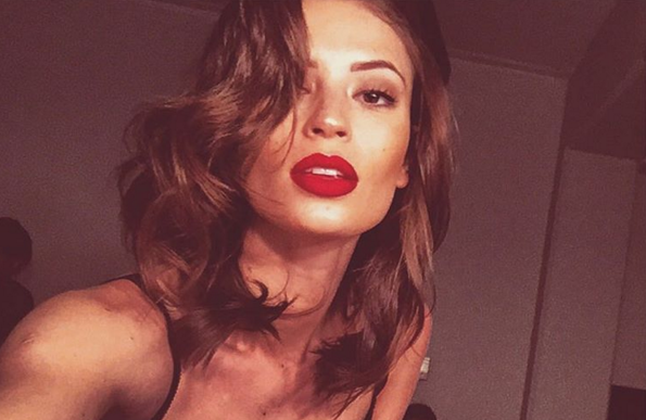 Julia Fernandez posó con osada transparencia para revista masculina