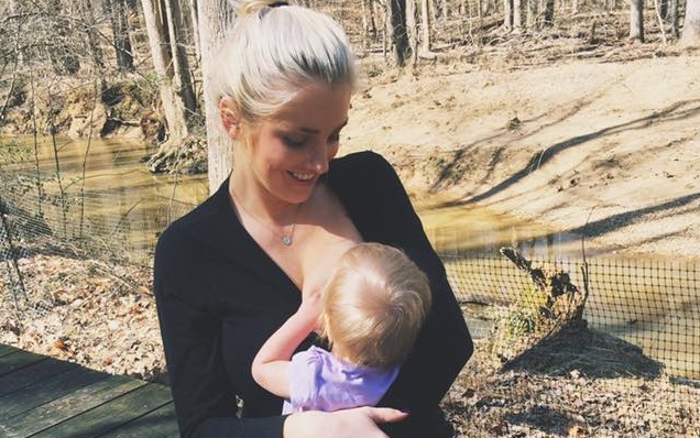 Madre comparte foto amamantando junto a imagen de Victoria's Secret por poderoso motivo