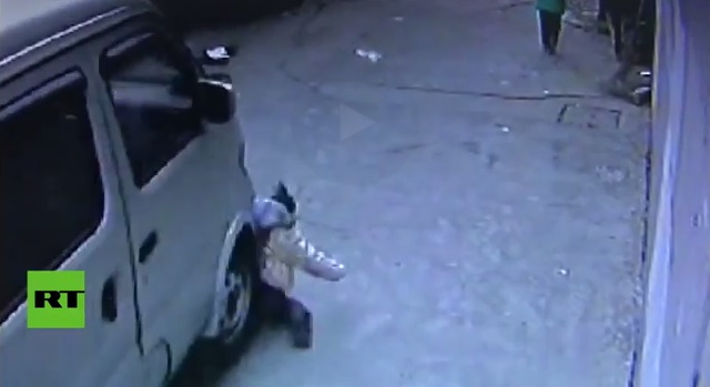 Furgoneta pasó por encima de niño de cuatro años en China: Se levantó como si nada