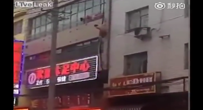 Cayó de un tercer piso desnudo: El marido de su amante los pilló en la cama