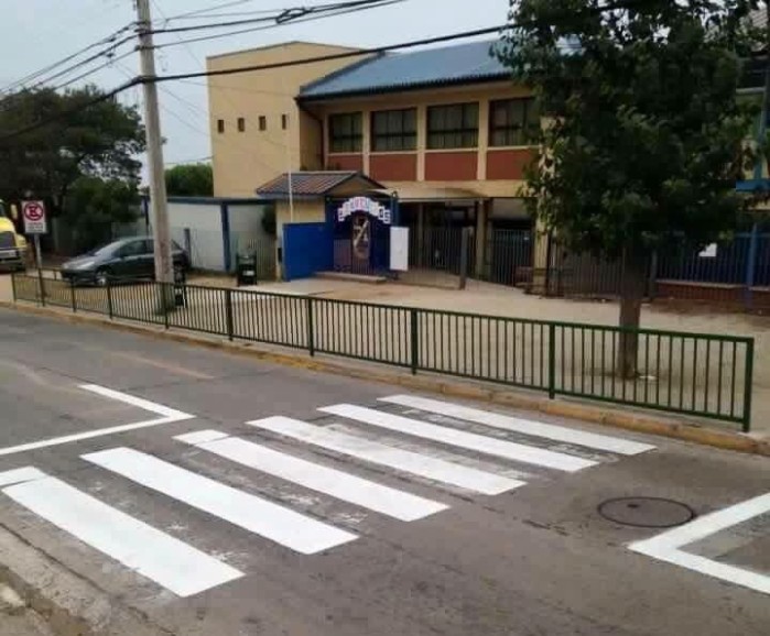 El inútil paso peatonal que tuvo escuela de Concón por pocas horas