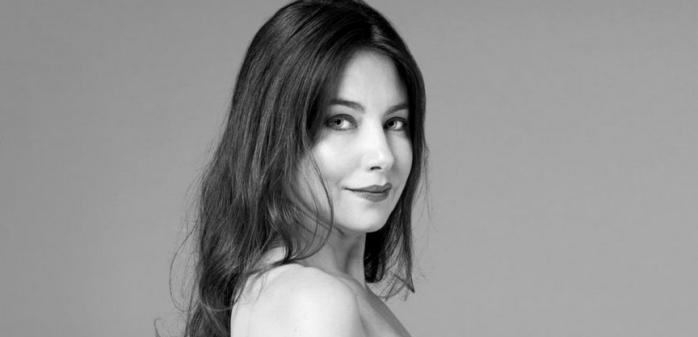 El delicado topless de la actriz Mónica Godoy para la revista Viernes