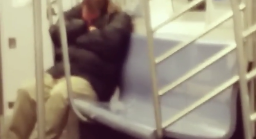 ¡Asqueroso! Hombre se durmió en el metro de Estados Unidos y despertó de la peor forma