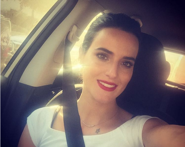 ¡Mostró más de la cuenta! Bikini le jugó una mala pasada a Renata Ruiz en playa de Miami