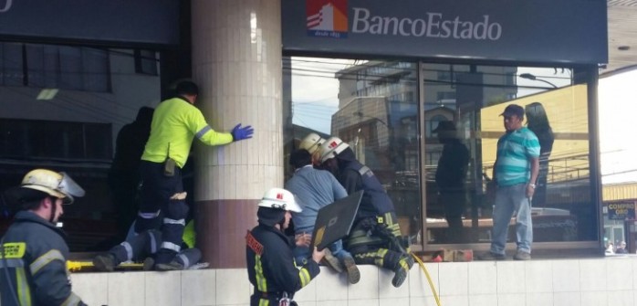 Valdivia: Rescatan a niña de 4 años que quedó con cabeza atrapada en pilar de banco