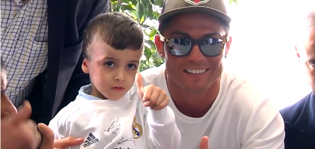 Niño huérfano palestino cumplió uno de sus sueños: Estuvo con Cristiano Ronaldo