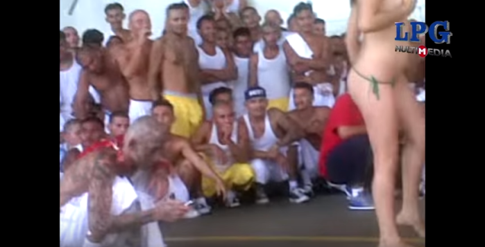 Insólito: Reos celebraron fiesta con bailarinas desnudas durante tres días