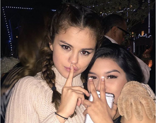 Selena Gómez celebra el compromiso de su prima bailando arriba de una mesa