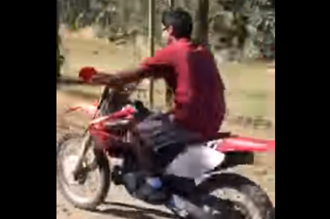 Video: Joven se convierte en 'El Tarro 2' al caer fuertemente desde una motocicleta