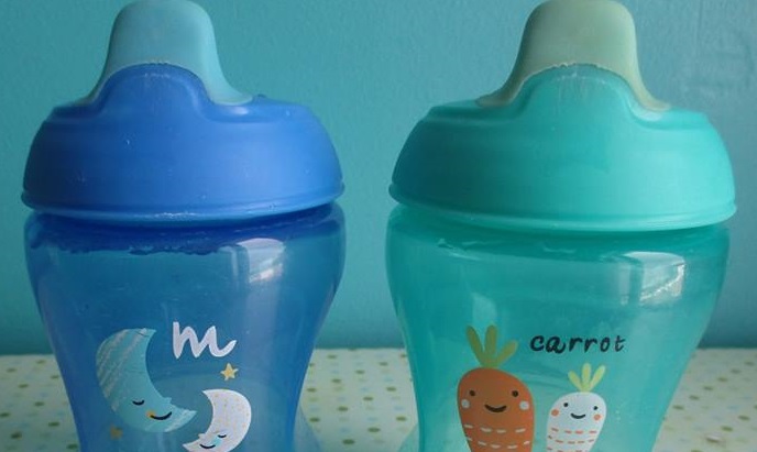 Padre descubre que moho oculto en taza para niños provocaba las enfermedades de su bebé