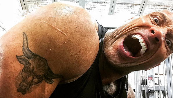 El irreconocible cambio de La Roca para su nueva película 