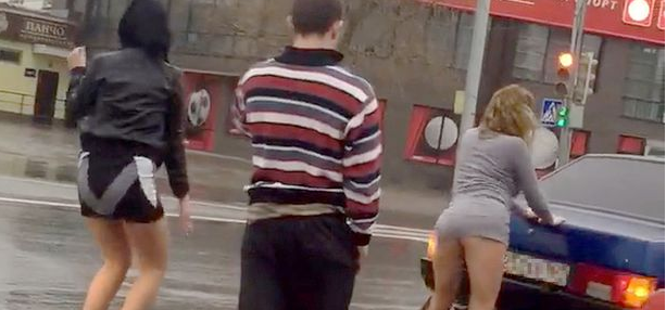 Twerking: Chicas detienen el tránsito con sensual baile