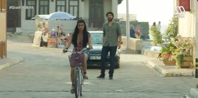 Final de Kara Para Ask emocionó a tuiteros: Omar y Elif quedaron juntos