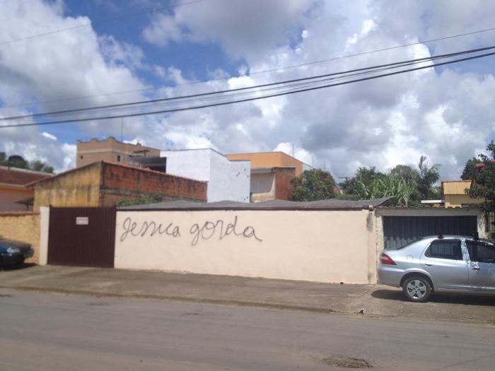 La notable reacción de una periodista brasilera tras ver un ofensivo graffiti en su muro