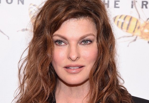 Impresionante: La ex modelo Linda Evangelista fue fotografiada con notorio aumento de peso