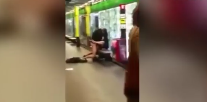 Desinhibida pareja fue filmada teniendo sexo en un andén del metro de Barcelona