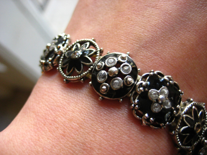 El simple truco que te permitirá abrochar tu pulsera sin ayuda