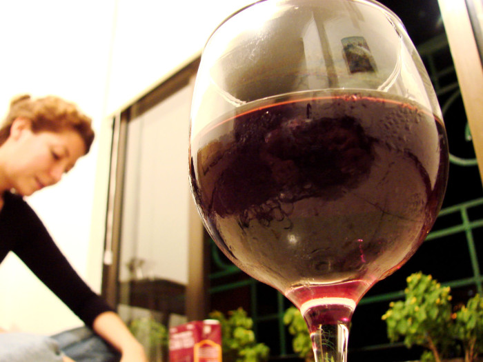 Experimento revela cómo posamos ante una cámara a medida que bebemos unas copas vino