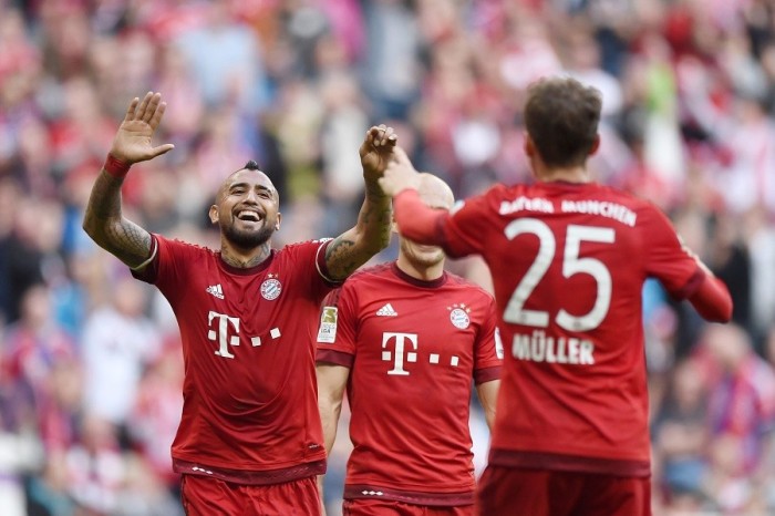 Arturo Vidal lideró la clasificación del Bayern en Champions