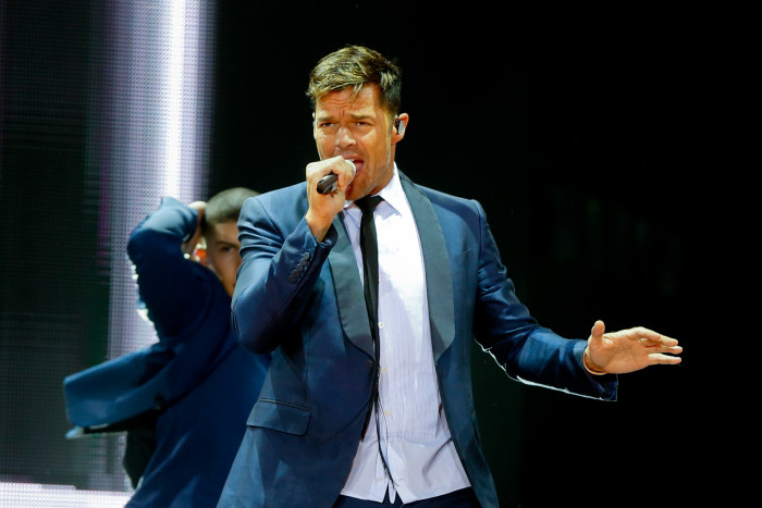 Ricky Martin llegó de la mano con su novio a obra benéfica y una mujer pagó por besarlo