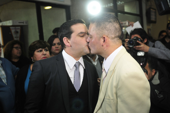 Carabinero fue el primer uniformado en firmar AUC con pareja del mismo sexo