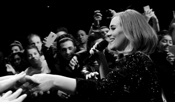 Quedó sin sonido: Adele 'sale del paso' cantando a capella junto a todo el público