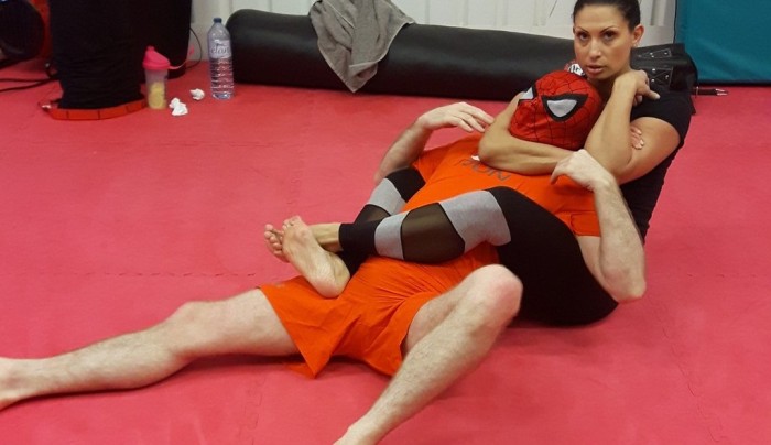 ¿Pagarías porque una mujer te venciera en un ring de lucha libre?