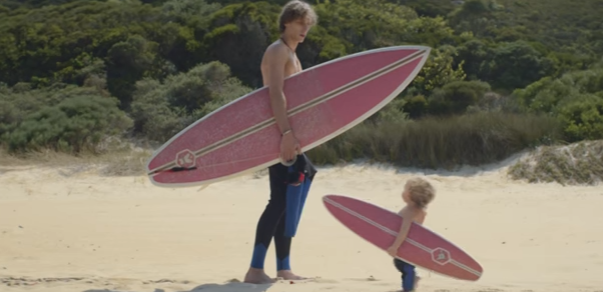 Bebés surfistas: la tierna publicidad del agua envasada Evian que es furor en Youtube