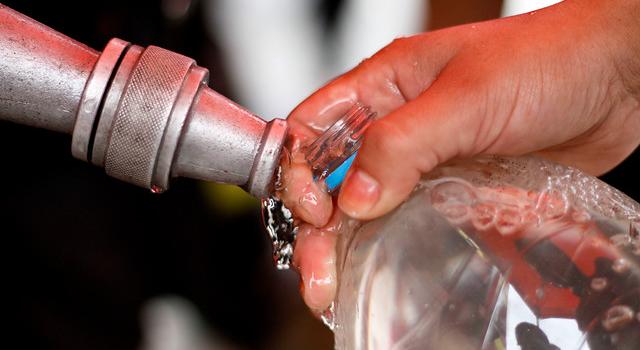 Anuncian corte de agua potable en 27 comunas de la región Metropolitana