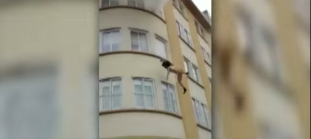 Mujer desesperada se lanza desde un cuarto piso para salvar su vida