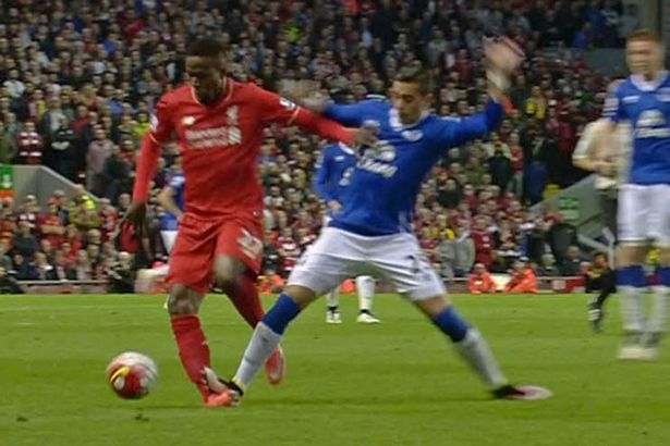 Habrían amenazado de muerte a defensa argentino tras criminal patada contra rival