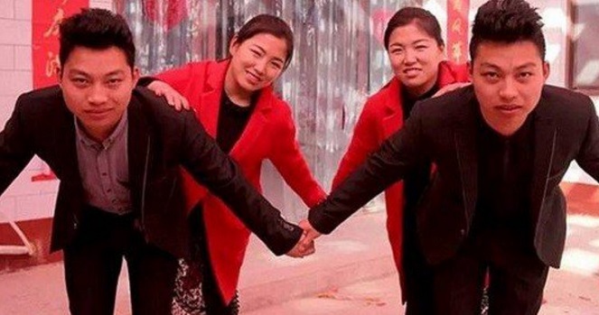Dos parejas de gemelos se casaron en China: Debieron operarse para no confundirse