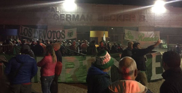 Miles de hinchas de Temuco acamparon por una entrada: Agotaron la preventa