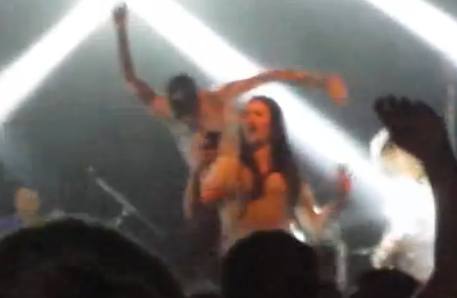 Líder de banda punk le dio feroz patada a una fans que subió al escenario por una selfie