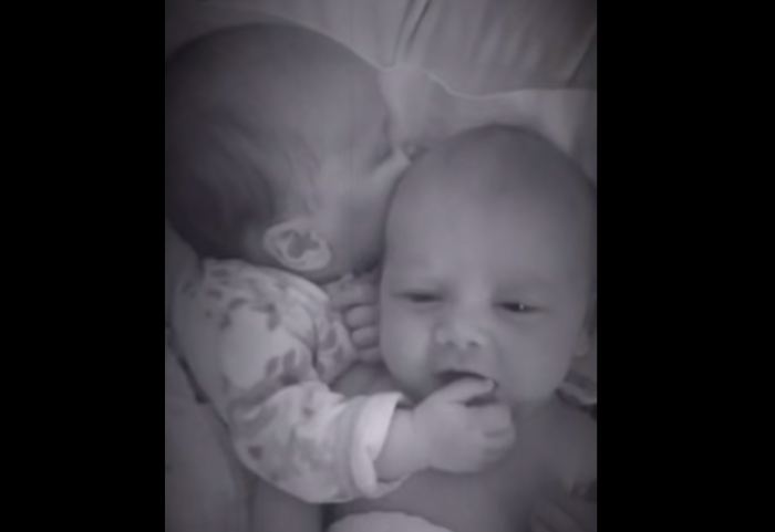 Adorable: Bebé de seis meses logra calmar a su hermano gemelo de la mejor manera